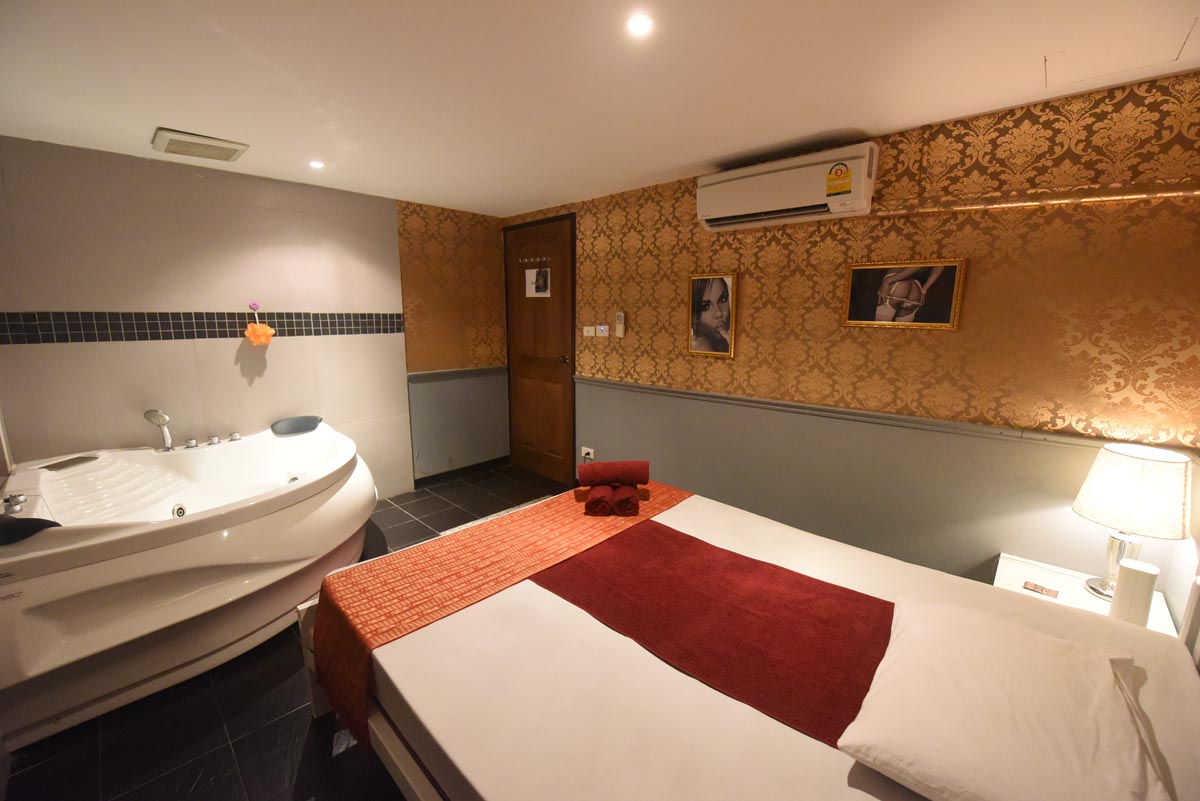 102-massage-bangkok-jaccuzi-room.jpg
