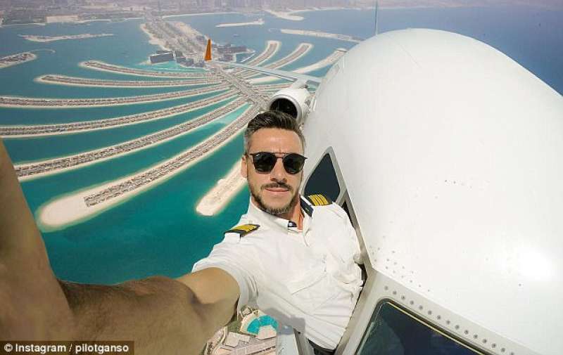 selfie-pilota-su-dubai-934194.jpg