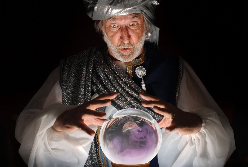 euro dollaro baht sfera di cristallo.jpg