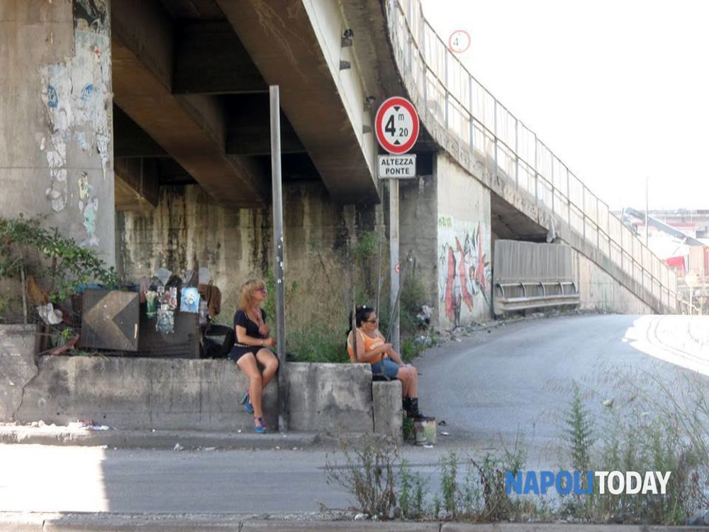 Le prostitute protestano per i rifiuti in strada (13).jpg