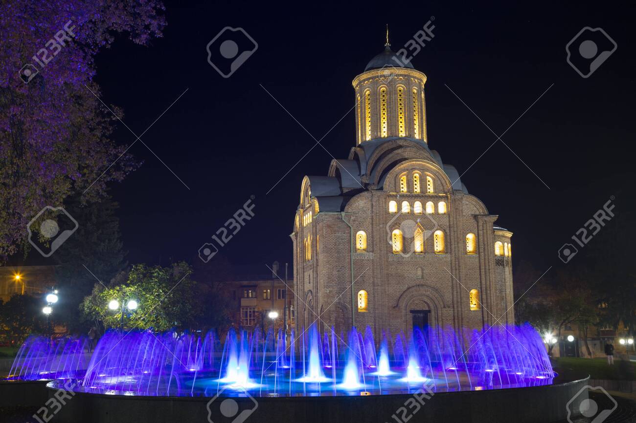 chernihiv-chernigov-city-ukraine-bohdan-khmelnytsky-square-pyatnytska-church-of-saint-paraskevi-para.jpg