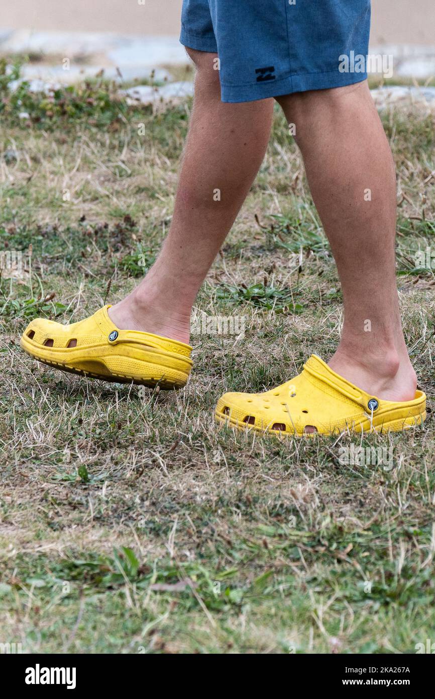 un-uomo-che-indossa-crocs-giallo-brillante-2ka267a.jpg